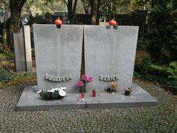 프라하 올샨스키 묘지에 있는 보스코베츠와 베리흐의 묘비