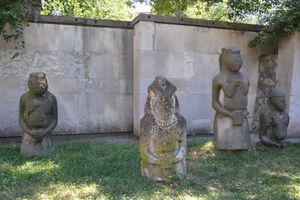 드니프로 국립 역사 박물관의 쿠만 조각상 컬렉션 일부