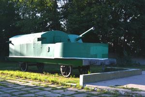 1918년 예카테리노슬라프의 브랸스크 공장 노동자들이 건설하여 적군이 우크라이나와 볼가강 지역을 정복하는 데 사용한 장갑 열차의 드니프로 기념비.