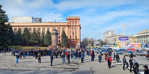 2014년 2월 22일 드니프로의 레닌 광장, 블라디미르 레닌 동상이 철거되었다.