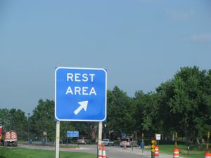 주간고속도로 제80호선 그랜드 아일랜드의 휴게소 알림 표지