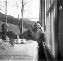 1935년 4월, 에바와 히틀러