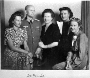 모친 프란치스카를 중심으로 부친 프리츠, 언니 일제, 여동생 그레텔과 에바 (1930년대)