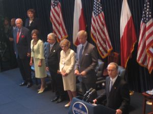 2007년 슐츠 (맨 왼쪽)가 폴란드 대통령 레흐 카친스키와 그의 부인 마리아 카친스카, 그리고 전 미국 영부인 낸시 레이건 (가운데, 오른쪽에서 두 번째)과 함께 있다.