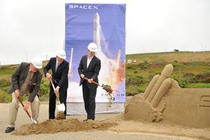 2011년 7월 14일, 반덴버그 공군기지 SLC-4E 발사장에서 팰컨 헤비 발사대 착공식을 하는 스페이스X