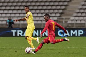 2015년 말리와의 친선 경기에서 공을 잡은 아추