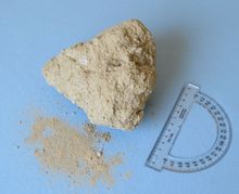 뢰스(황토)의 덩어리와 그 입자. 실트 입도의 세립분이 눈에 띄며, 덩어리에는 응집된 석회분도 보인다.(독일 남서부)