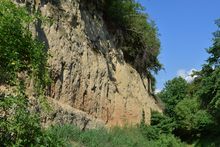 뢰스-고토양 층서, 오스트리아에서.가장 아래에 약 45만 년 전 도나우강 유역의 자갈층(회갈색). 그 위에 상대적 온난기와 한랭기에 대응하는 풍화 뢰스층(적갈색)과 뢰스층(황갈색). 그 위는 퇴적이 중단되었음을 나타내는 짙은 색의 층으로, 최상부는 현재까지의 후빙기 층.