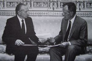 대사는 임명 전 신임장을 승인받아야 한다. 1991년 남아프리카 공화국 대사 해리 슈바르츠가 조지 H. W. 부시 미국 대통령에게 신임장을 전달하는 모습.