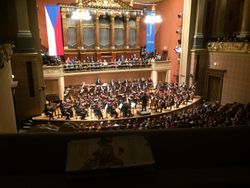 KBS교향악단과 상임지휘자 요엘 레비가 프라하 루돌피눔 드보르자크 홀에서 루돌프 피르쿠스니 국제 피아노 페스티벌에 참여하여 공연하는 모습