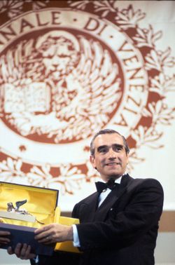 마틴 스코세지는 평생 공로 황금사자상을 제52회 베네치아 국제 영화제에서 수상했다.