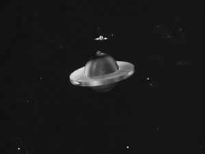 우주에서 온 9호 계획 (1957)에 등장하는 작은 비행접시가 더 큰 모선에서 탈출하는 모습.