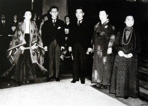 결혼식 날의 다카쓰카사 가즈코와 도시미치, 히로히토 천황, 고준 황후, 테이메이 황태후 사다코 (1950년 5월 20일)