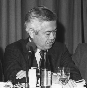 1983년 내각 회의 중의 비라타