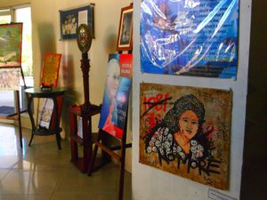 이멜다 마르코스는 반타요그 응 마가 바야니 박물관 로비에 전시된 시위 미술에 두드러지게 등장한다.