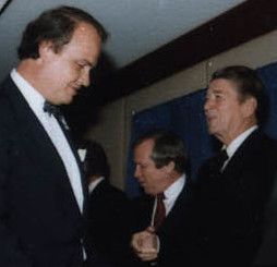 1983년 대통령 로널드 레이건과 인사를 나누는 톰프슨