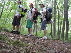 배낭을 멘 백컨트리 캠핑객들