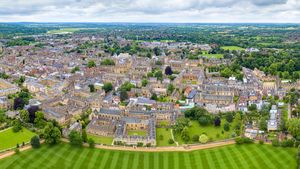 2016년 옥스퍼드의 항공 파노라마. 옥스퍼드 대학교는 중앙 캠퍼스가 없으며, 대학의 많은 건물은 대신 도시 곳곳에 흩어져 있다.