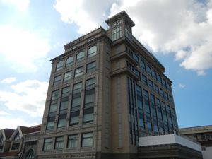 베이리프 인트라무로스 호텔은 이 지역의 전후 건물 적응적 재사용의 한 예이다.