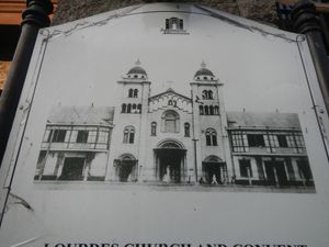 파괴 전 루르드 교회 주변 거리