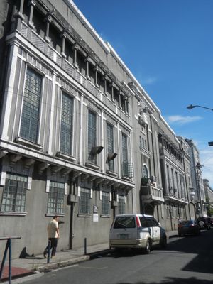 콜레히오 데 산 후안 데 레트란 캠퍼스와 학생 기념비