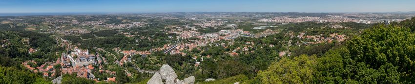 신트라 산맥 꼭대기에 자리 잡은 신트라 마을, 대서양까지 뻗어 있는 화성암의 노출된 화강암 지층