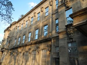 여러 건물들이 본관의 독특한 주두를 채택했다.