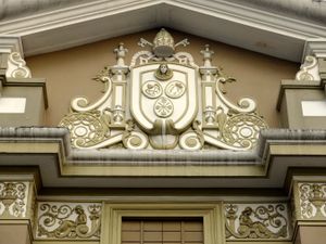 옛 대학교의 문장을 묘사한 UST 병원의 박공