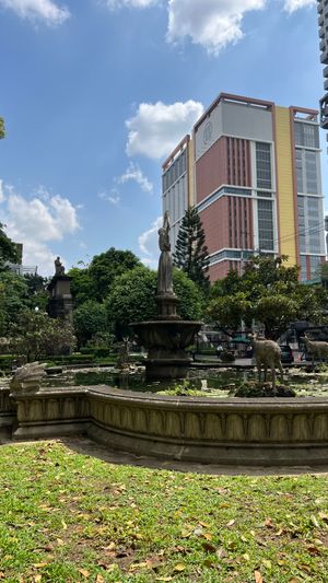 플라자 인트라무로스에 있는 지식의 분수에서 본 축복받은 피에르 조르지오 프라사티 빌딩