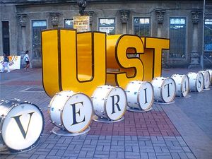 대학의 모토인 진실(veritas)을 보여주는 UST 옐로우 자켓 응원단의 베이스 드럼