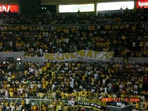 아라네타 콜리세움에서 열린 2006 UAAP 남자 농구 결승전 당시의 토마시안 관중들