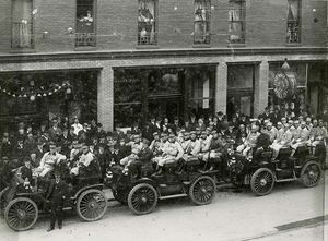 1903년 개막일에 오클랜드 오크스 원정팀 선수들이 새크라멘토 세너터스와의 경기를 위해 야구장으로 이동할 준비를 하고 있다.