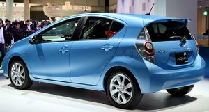 토요타 아쿠아(전기형) 후측면