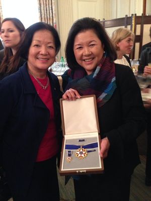 아이린 히라노 이노우에가 2013년 이노우에 사후 미국 대통령 자유 훈장을 받은 후 메이지 히로노 상원의원과 함께.