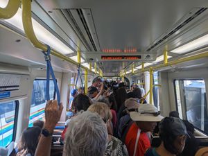 스카이라인 개통일에 탑승한 승객