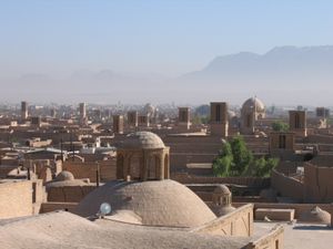야즈드의 스카이라인을 이루는 풍탑과 돔