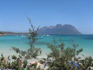 포르토 이스타나 해변과 타볼라라 섬