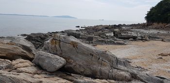 바다전경과 멋진 바위들이 있는 모도