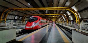 고속 열차 프레차로사 1000이 역에 정차해 있다.