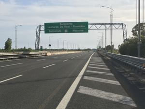 A91 고속도로에서 보이는 레오나르도 다 빈치 공항 환영 표지판