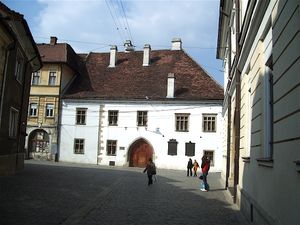 마차시 1세 골목, 동명의 헝가리 왕의 출생지를 마주보고 있다.