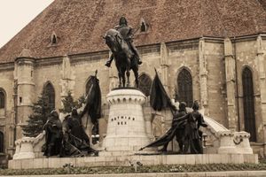 마차시 코르비누스 기마상 성 미카엘 교회 앞