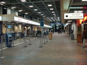 공항 터미널 체크인 구역 내부