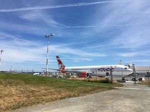 2017년 7월 빅토리아 국제공항(CYYJ)에 있는 에어 캐나다 루즈 보잉 767-300