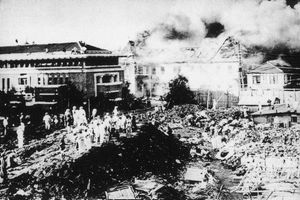 호텔 (왼쪽) 1923년 대지진 직후 (오른쪽에서 불타는 곳은 강교은행)