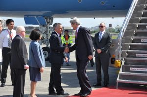 필리핀 주재 미국 대사 필립 골드버그가 2013년 12월 17일 필리핀 마닐라를 방문한 존 케리 미국 국무장관을 환영하는 모습.