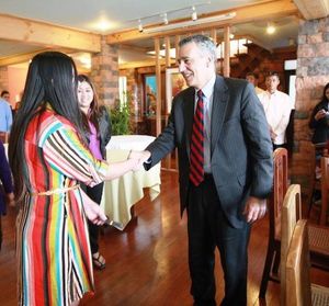 골드버그가 2015년 필리핀에서 필리핀계 기업가 존하 리치먼과 회의하는 모습.