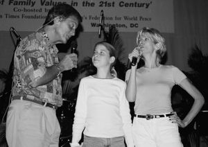 1997년 워싱턴 D.C.에서 팬에게 노래하는 팻 분과 데비 분