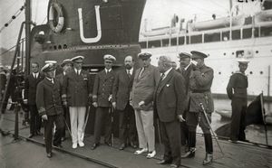 1927년 해군 참모들과 함께 파사이야 항구를 방문한 프리모 데 리베라(오른쪽에서 두 번째)