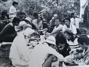 위르겐 힌츠페터와 함석헌과 함께 있는 김사복, 1975년 10월